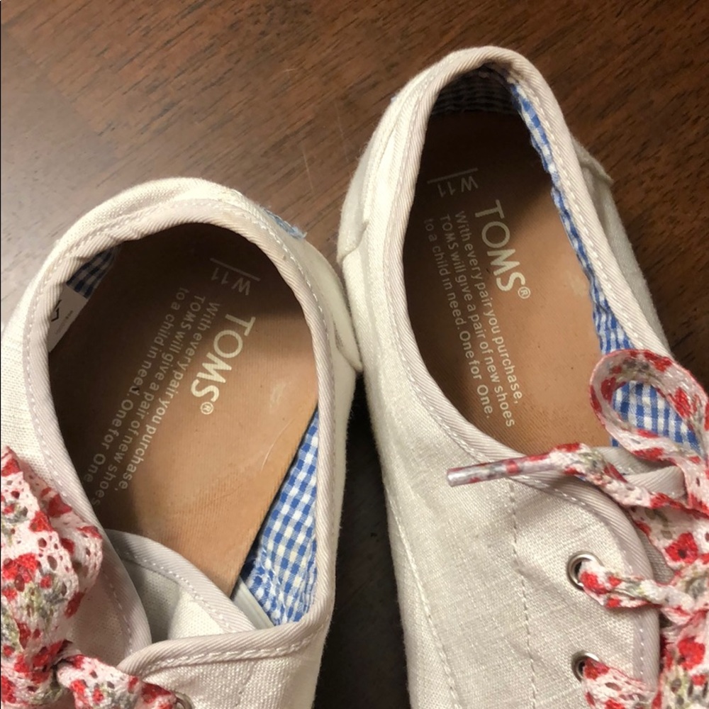 Women’s Toms size 11 - Picture 3 of 3
